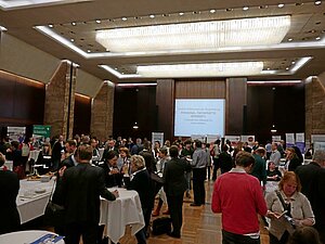 Blick auf das volle Foyer der Industrie- und Handelskammer. Viele Menschen sind miteinander im Gespräch.