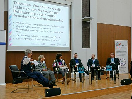Foto zeigt Podiumsdiskussion